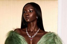 أنوك ياي تتوج بلقب عارضة الأزياء لعام 2025 في جوائز الموضة بلندن