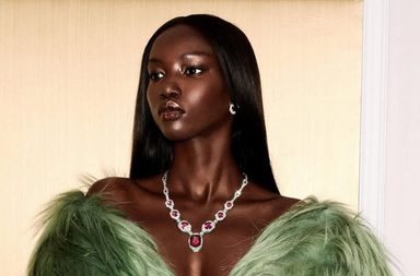 أنوك ياي تتوج بلقب عارضة الأزياء لعام 2025 في جوائز الموضة بلندن