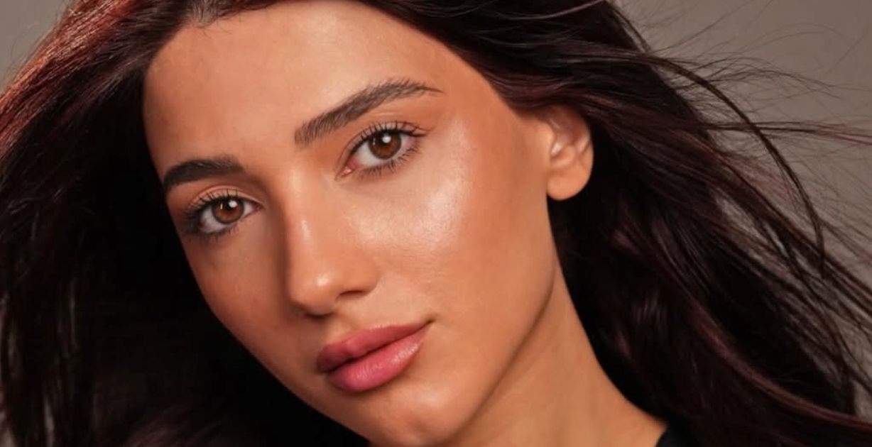 الشعر الأحمر الكرزي: موضة تعتمدها النجمات خلال هذا الموسم وآخرهن نارين بيوتي