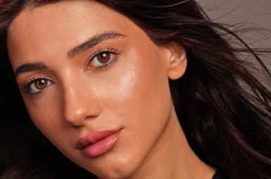 الشعر الأحمر الكرزي: موضة تعتمدها النجمات خلال هذا الموسم وآخرهن نارين بيوتي