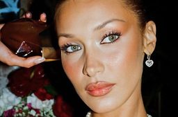 بيلا حديد تخطف الأضواء في الكويت بإطلاق عطرها المبتكر "أوريبيلا"