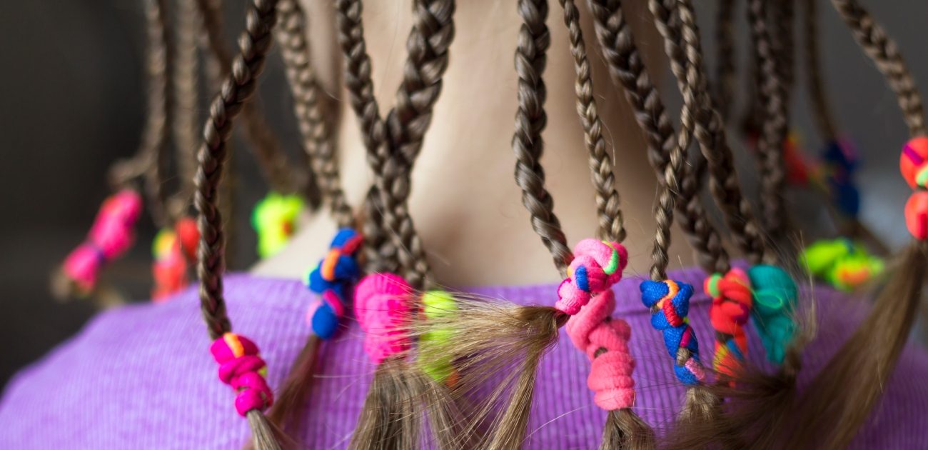 تعرفي على أبرز تسريحات شعر للمدرسة سهلة وسريعة