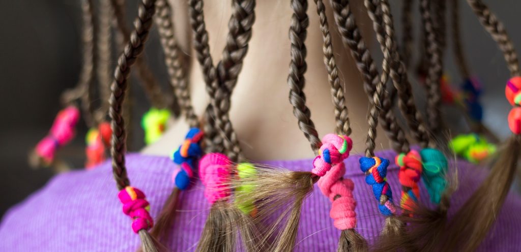 تعرفي على أبرز تسريحات شعر للمدرسة سهلة وسريعة