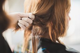 تعرفي على أبرز تسريحات شعر للمدرسة سهلة وسريعة