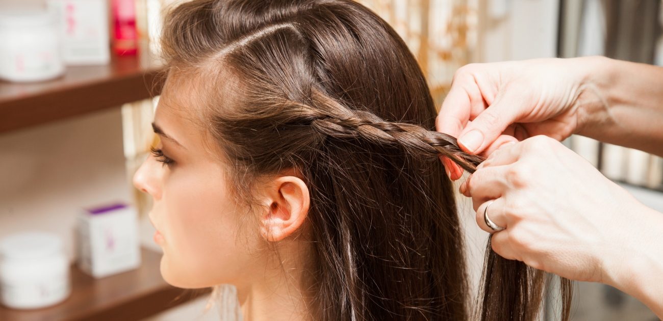 تعرفي على أبرز تسريحات شعر للمدرسة سهلة وسريعة