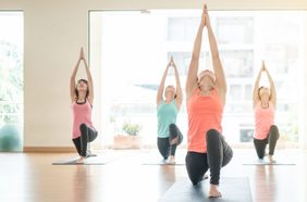 حركات يوغا لشخصين: تعمل على تحسين قوة الجسم ومرونته