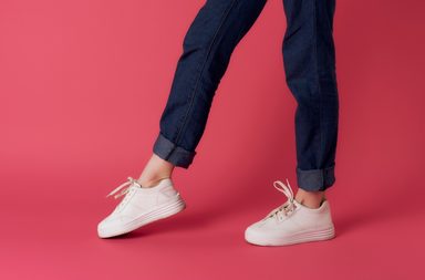 كل ما تودين معرفته عن تفسير حلم الحذاء الأبيض للمتزوجة