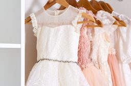 فساتين أطفال أبيض: 10 أفكار مميزة ورائعة اختاري منها الأجمل!