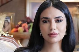 لبنى عبد العزيز تشوّق جمهورها بالكشف عن أول تجربة كوميدية لها في مسلسل "الباء تحتها نقطة"