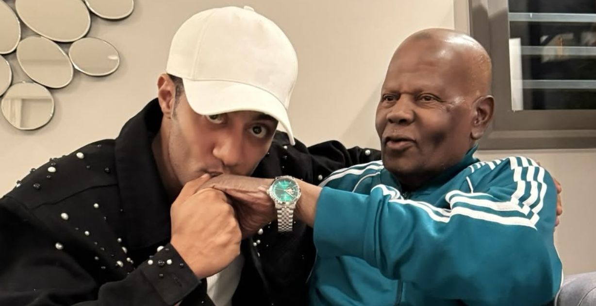 محمد رمضان ينعى والده بكلمات مؤثرة ويعلن موعد صلاة الجنازة