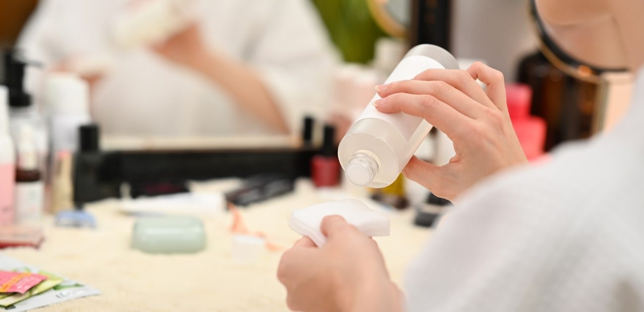 بعيدًا عن الأسيتون.. إليكِ مزيل مناكير طبيعي وفعال!