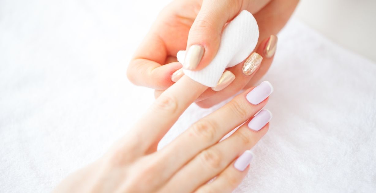 بعيدًا عن الأسيتون.. إليكِ مزيل مناكير طبيعي وفعال!