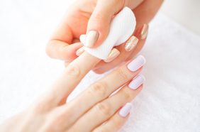 بعيدًا عن الأسيتون.. إليكِ مزيل مناكير طبيعي وفعال!