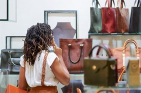 من شانيل إلى هيرميس.. إليكِ أشهر ماركات الحقائب العالمية