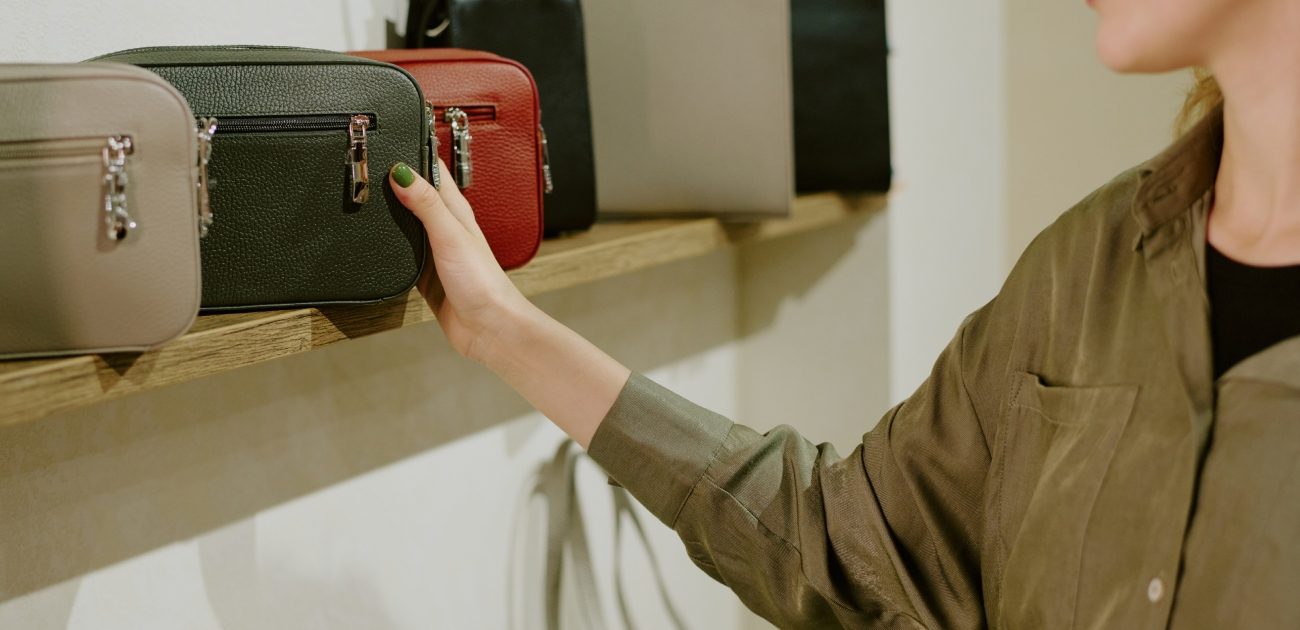 من شانيل إلى هيرميس.. إليكِ أشهر ماركات الحقائب العالمية