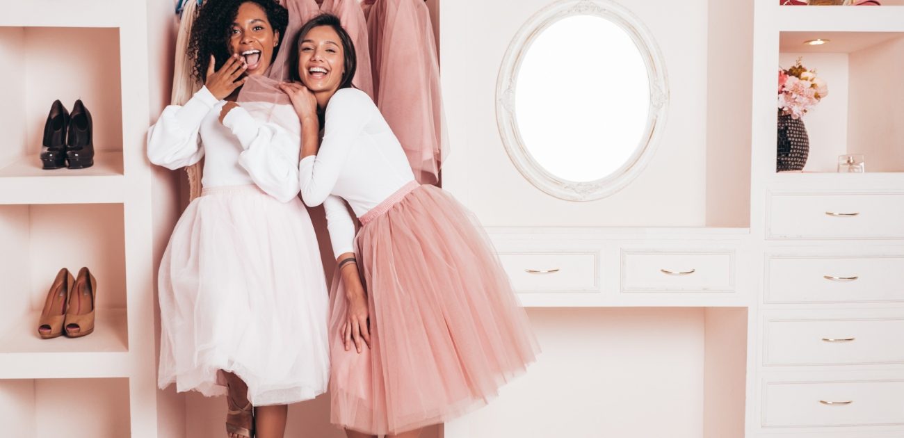 فساتين ملكة ناعمة: أناقة راقية بلمسة هادئة