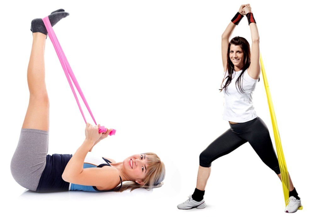 Упражнения с резинкой для спины для женщин. Занятия с резинкой для фитнеса. Эспандер для фитнеса упражнения. Эспандер лента упражнения. Упражнения с эспандером для женщин.