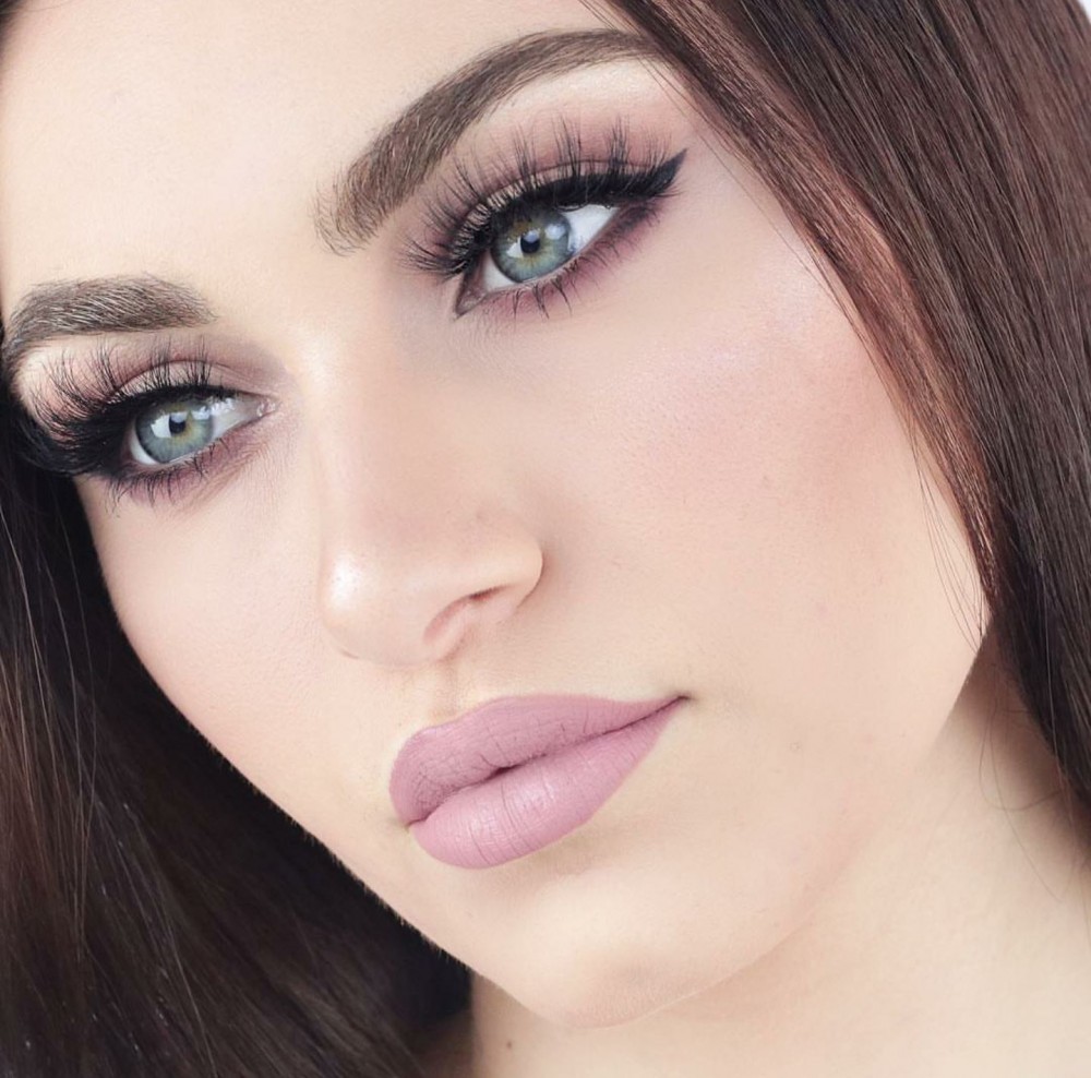 مكياج ناعم مع ايلاينر