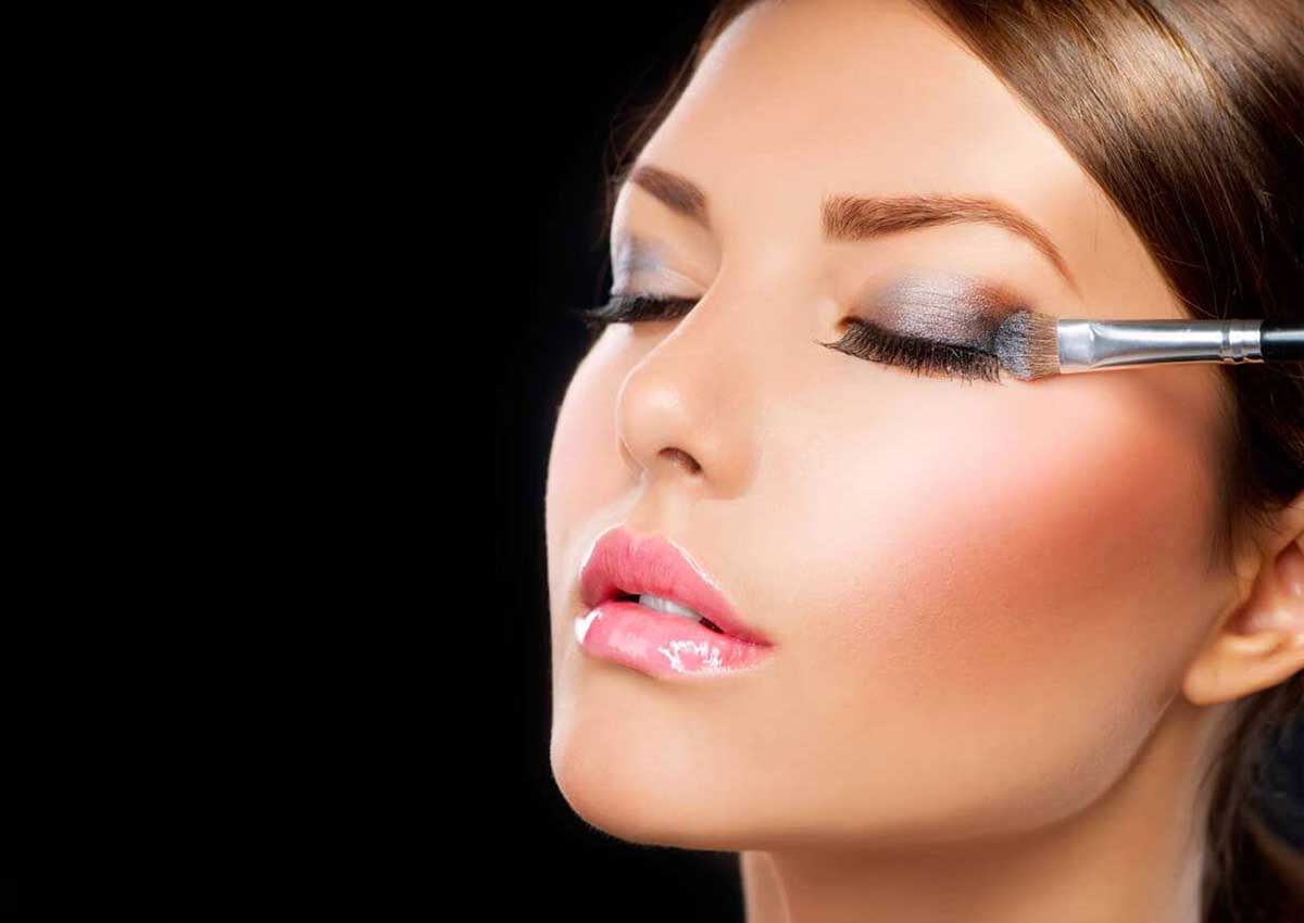 أخطاء أثناء تطبيق ظلال العيون تظهرك أكبر سناً