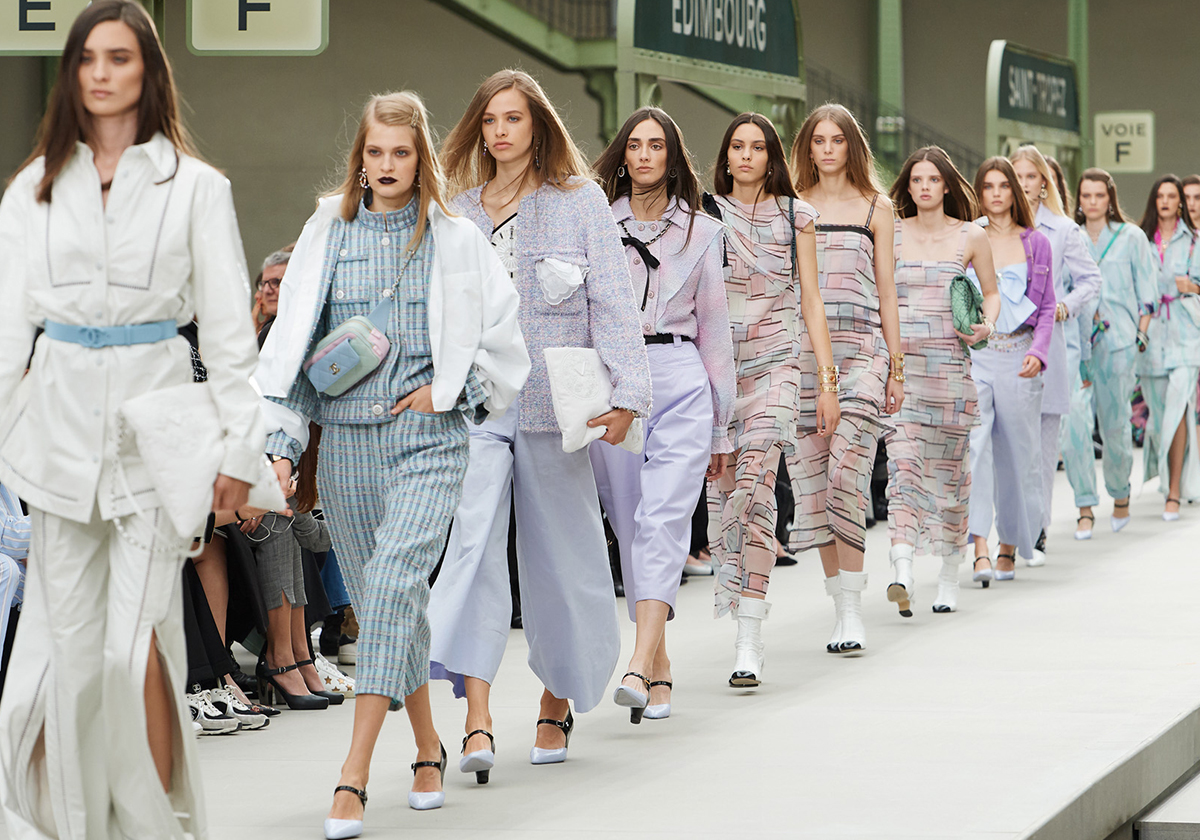 Virginie viard تعيد موضة حذاء ماري جاين في مجموعة CHANEL