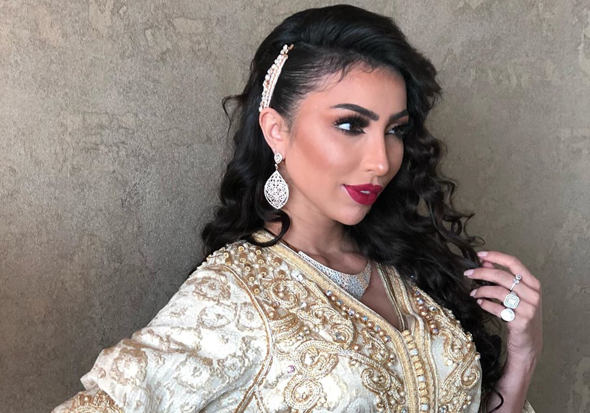 دنيا بطمة تستعرض خواتمها الذهبية وهذا ما كُتب عليها