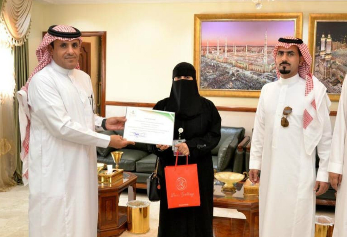 الموظفة نوال اليامي أثناء تكريمها في مكتب مدير الصحة
