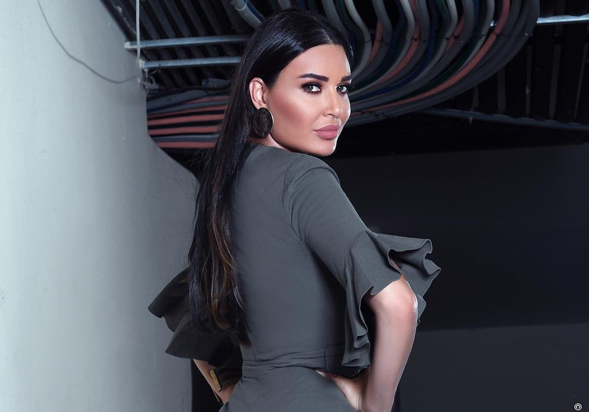 سيرين عبدالنور تنشر صور لها مع شقيقها، فهل يشبهها؟