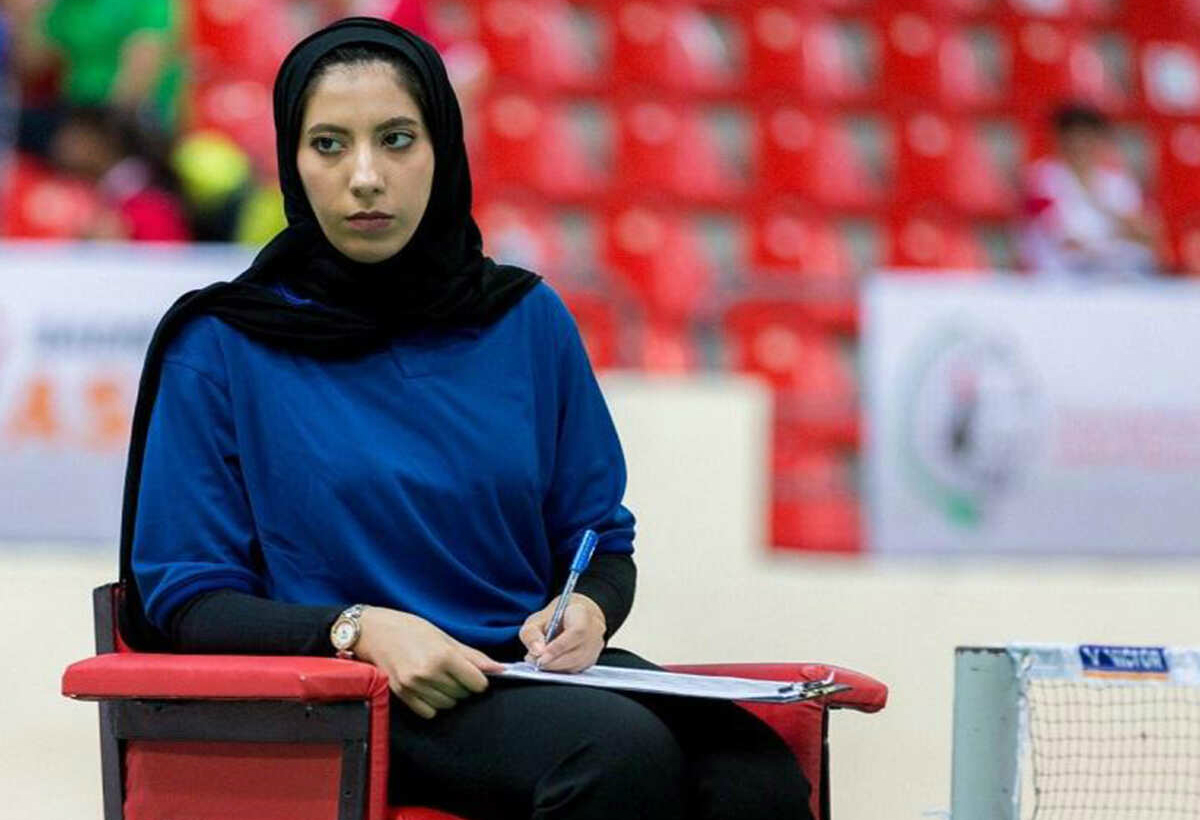 هتون السدحان أثناء تحكيمها في بطولة غرب آسيا للريشة الطائرة 