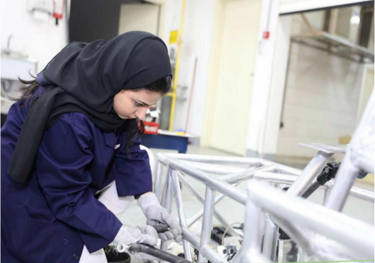 أمجاد العمري داخل ورشة الجامعة تشارك في تصنيع السيارة الكهربائية