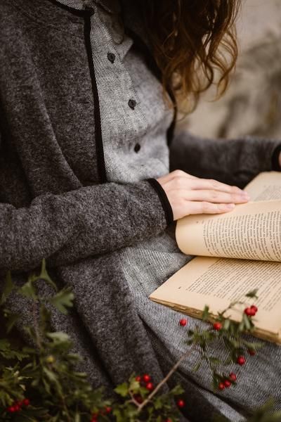 امرأة تقرأ كتابا