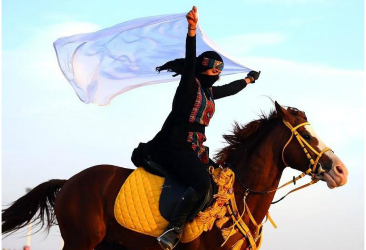 فارسات سعوديات يستعرضن مهاراتهن في ركوب الخيل على ساحة سوق عكاظ 