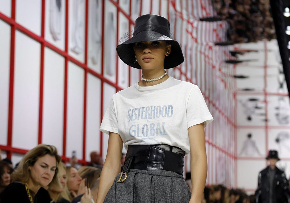 T Shirt مطبعة بعبارة Sisterhood global من ديور لشتاء 2019