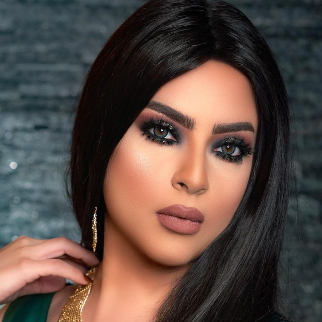 مكياج يناسب فستان اخضر غامق