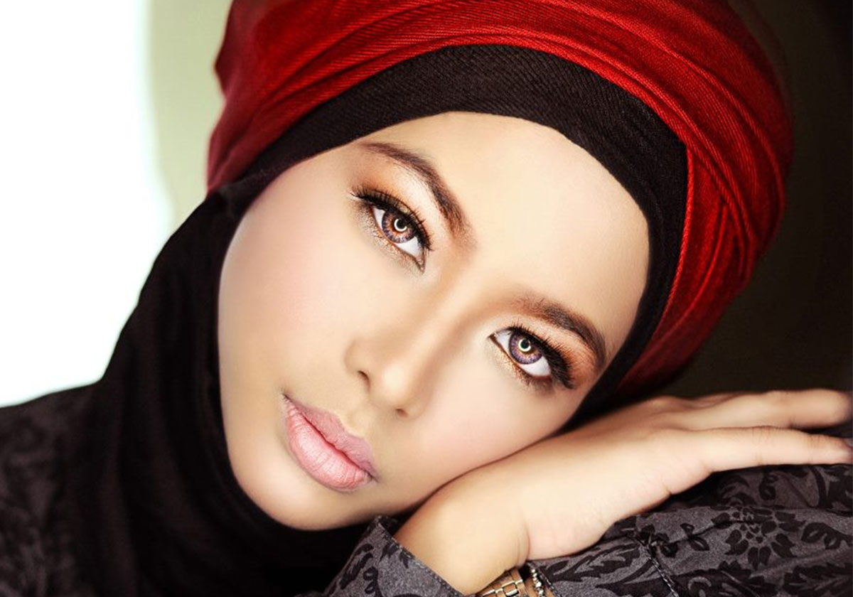 عمل مكياج خفيف للمحجبات