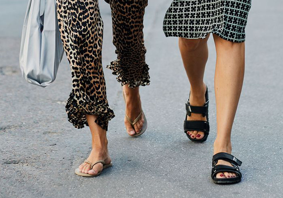 موضة حذاء الصندل باسلوب حذاء العمل Utility Sandal