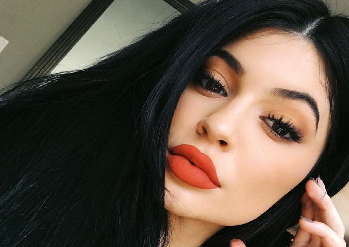 حاجبا كايلي جنير قبل عمليات التجميل وبعدها:ما سرّ إطلالتهما الطبيعية؟