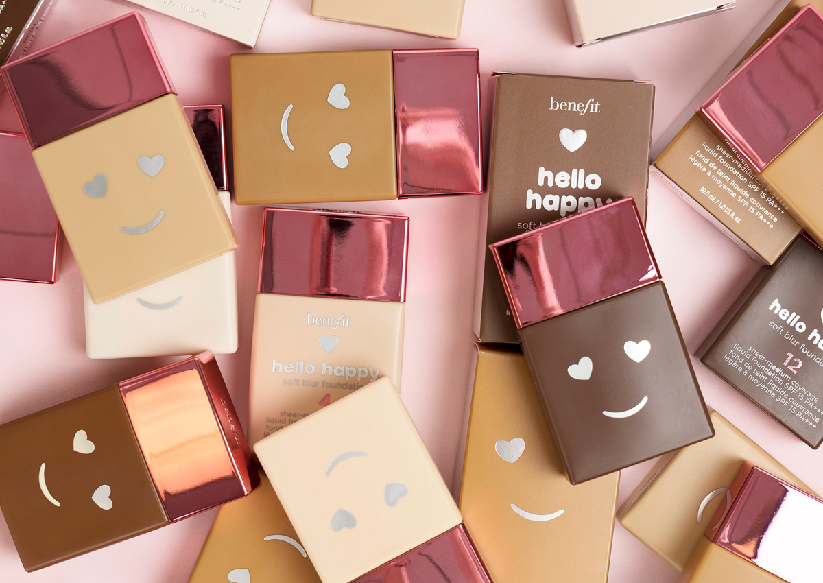 بشرتك تُشع سعادة مع كريم الأساس الجديد Hello Happy من Benefit