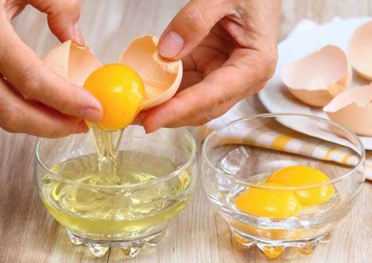 طريقة وضع البيض على الشعر وفوائده
