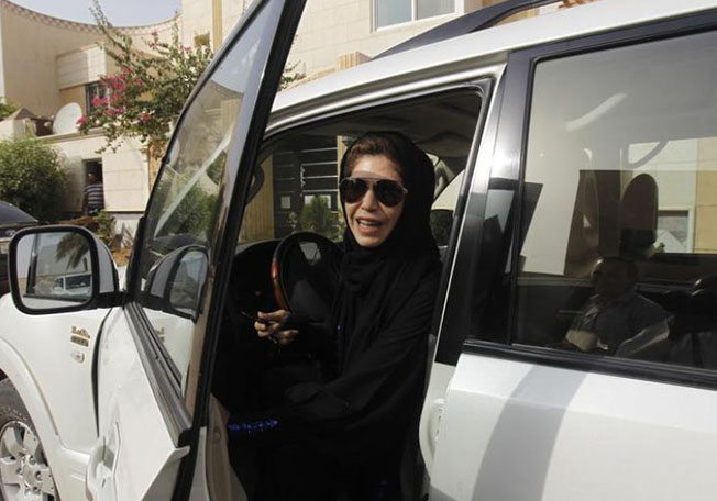 سعودية تقود سيارة