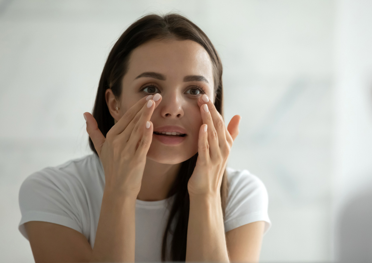 مستحضرات مكياج أساسية تخفي تعب الوجه وتعزز إشراقه