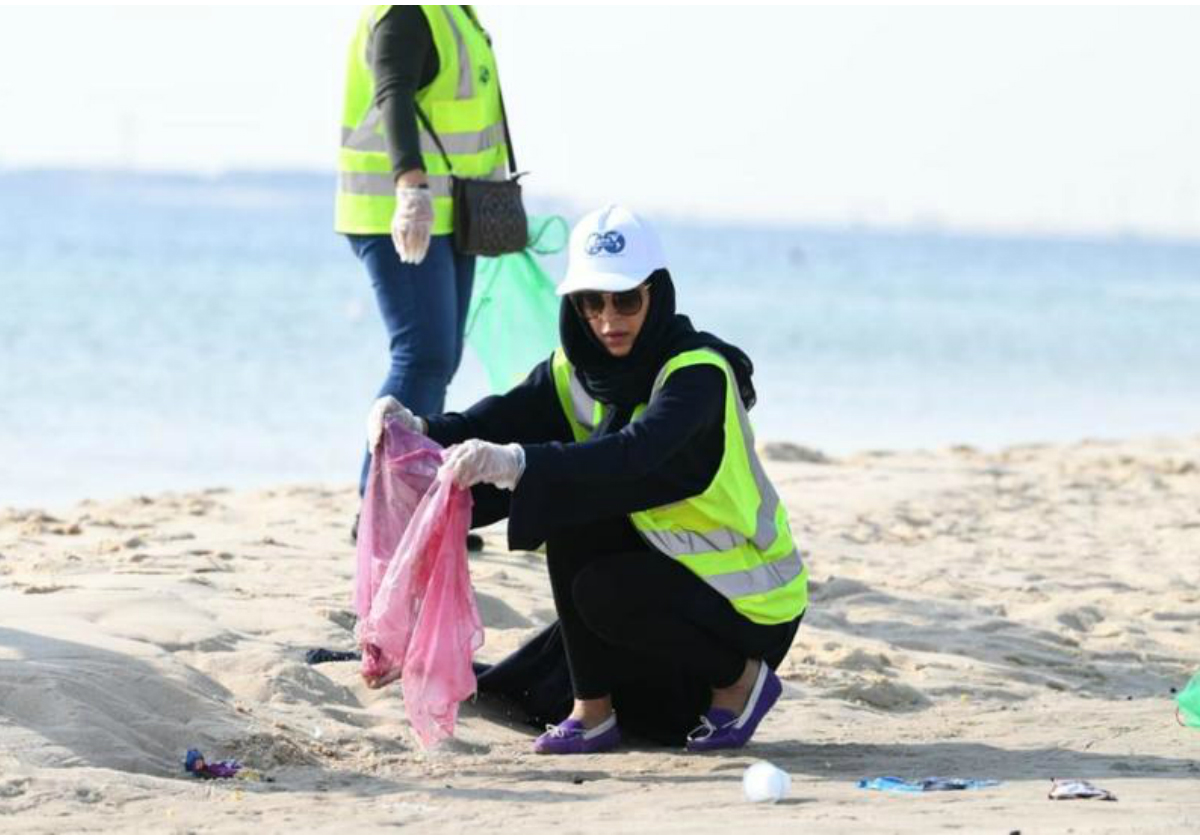 متطوعات على شاطئ نصف القمر يجمعن النفايات