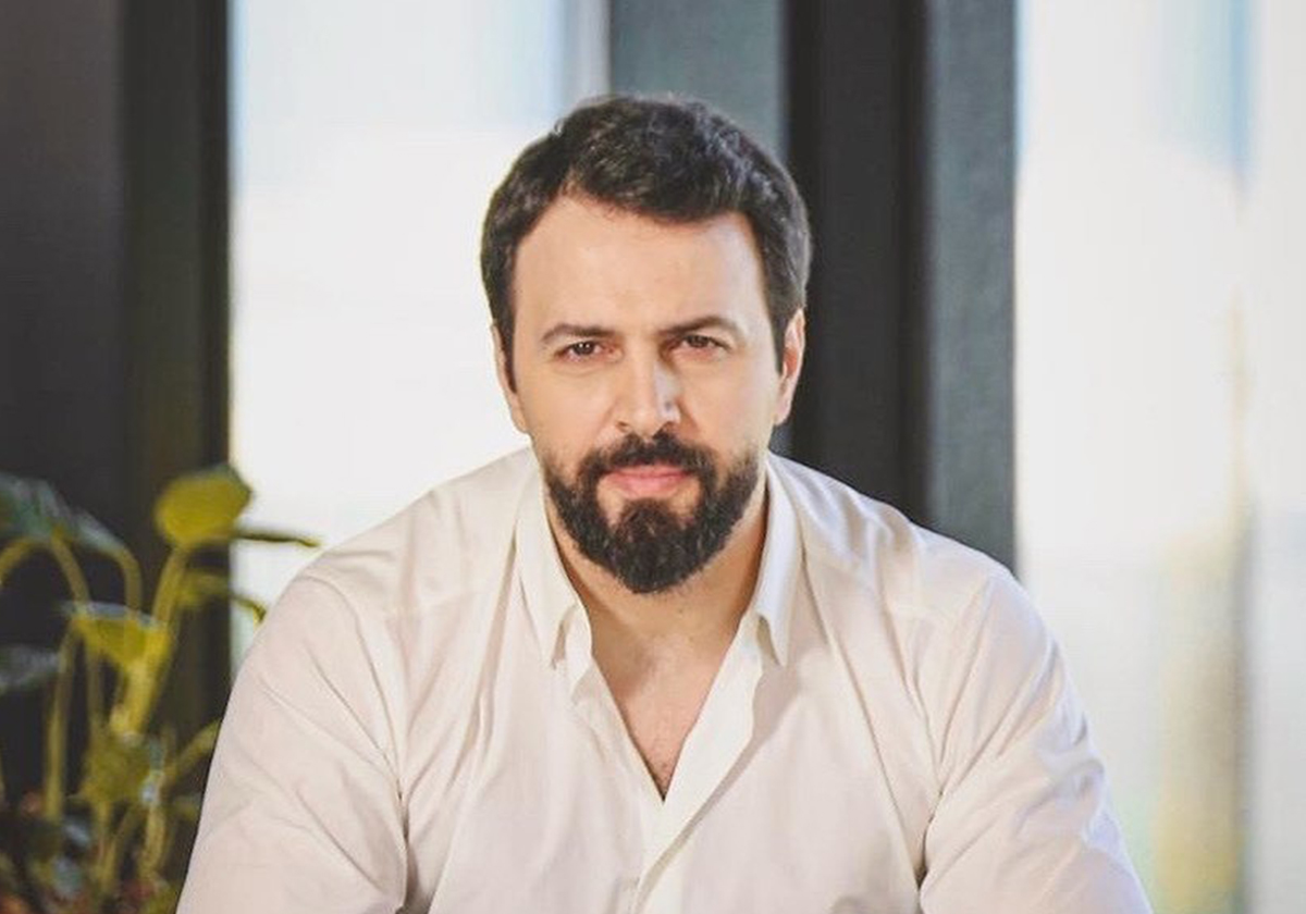 شقيق تيم حسن يتفوق عليه بوسامته وجاذبيته