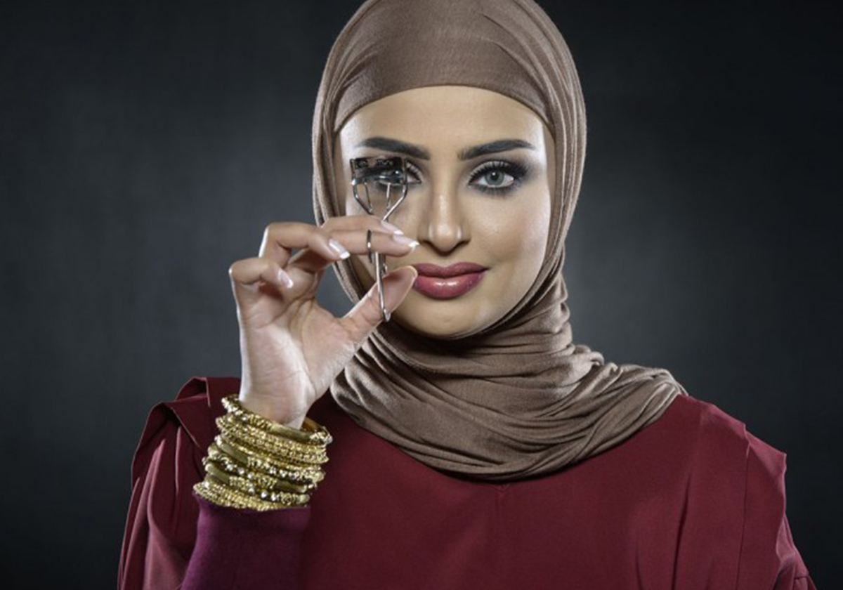 بعد اتهامها بالعنصرية.. شركات تجميل عالمية تقاطع خبيرة الماكياج الكويتية سندس القطان