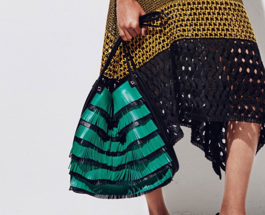 حقيبة Proenza Schouler باسلوب الـ Bucket الملونة والمزينة بالشراريب
