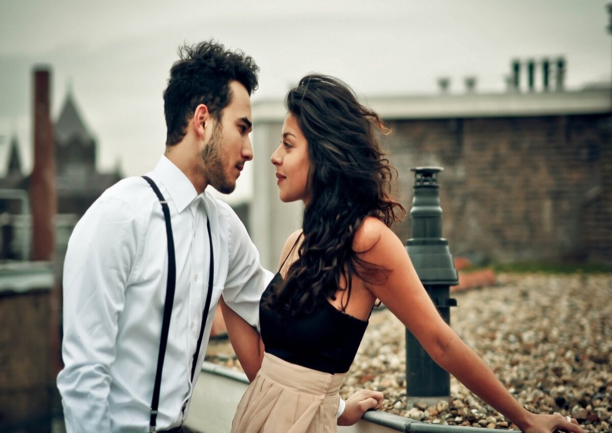 هذا ما ينجذب له رجل كل برج في النساء