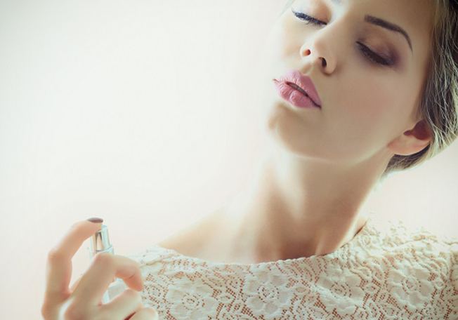 9 حيلٍ لعطر يدوم طويلاً
