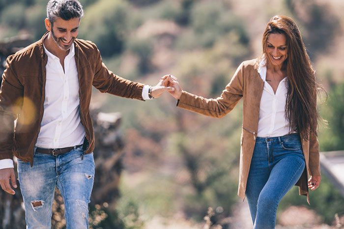 حيل تساعد المرأة على سلب عقل الرجل