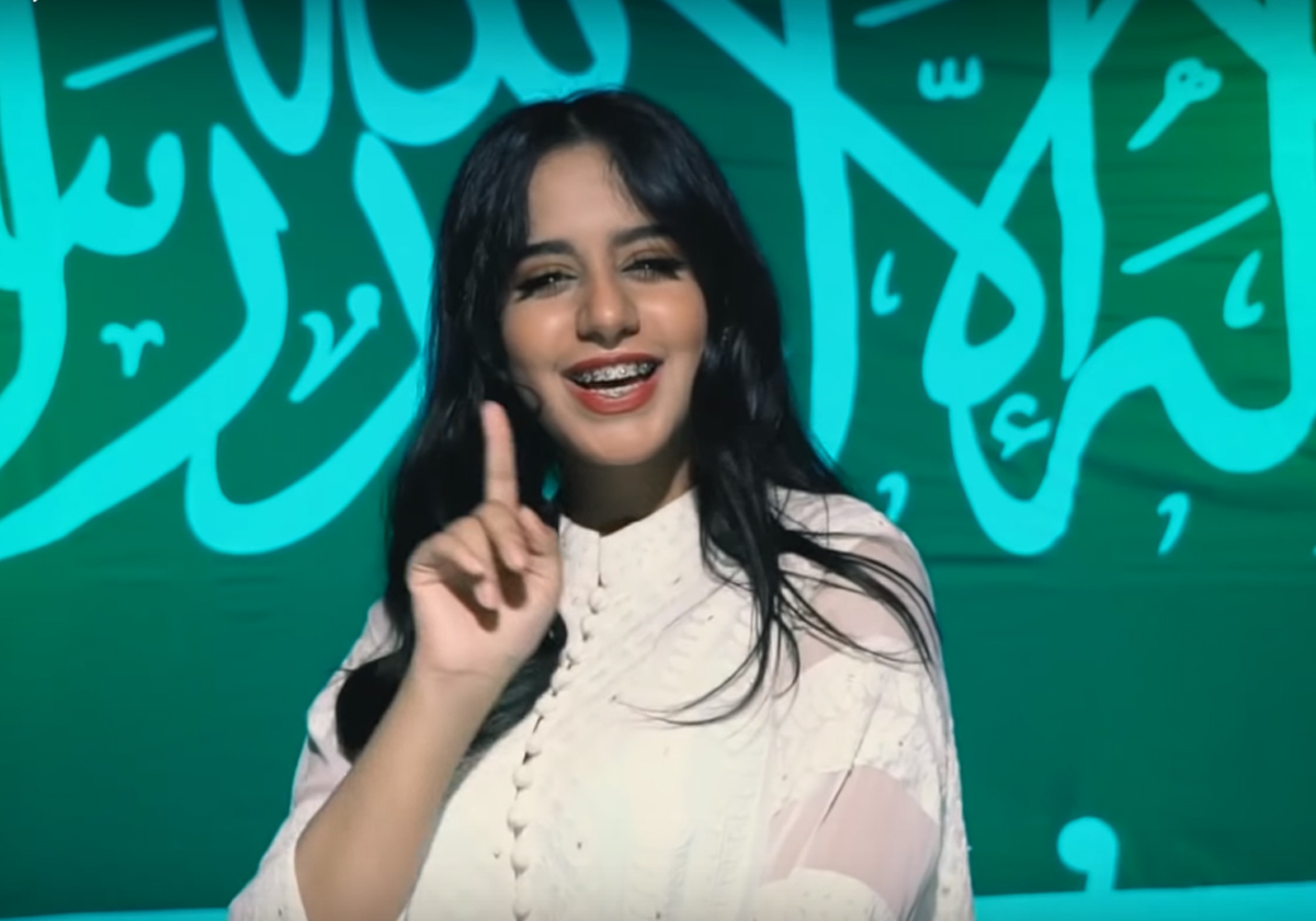 تعرف إلى وعد محمد بطلة فيلم وجدة وأول من غنّى للسعودية باللغة الانكليزية؟