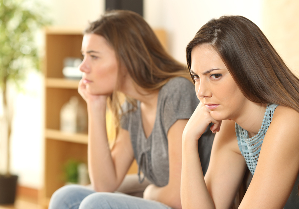 كيف تدفعين من كانت صديقتك يوماً الى الندم؟