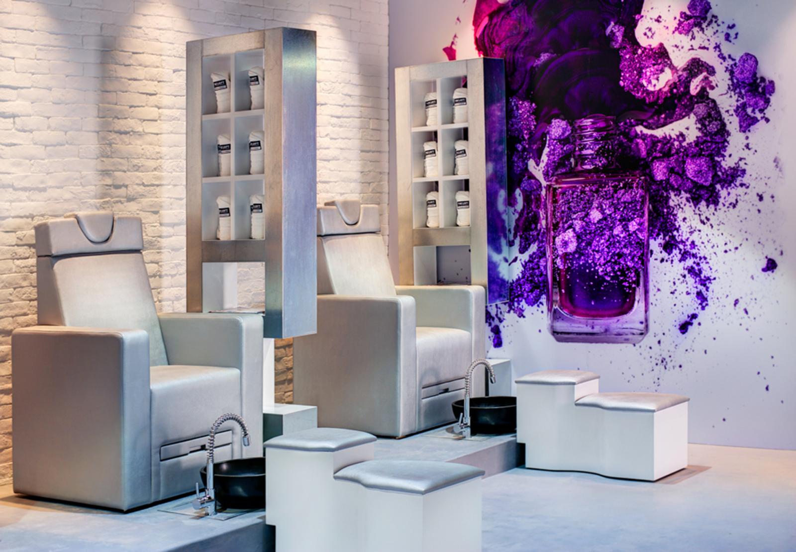 جلسة مميزة للعناية بالأظافر في صالون The Loft fifth Avenue في دبي 